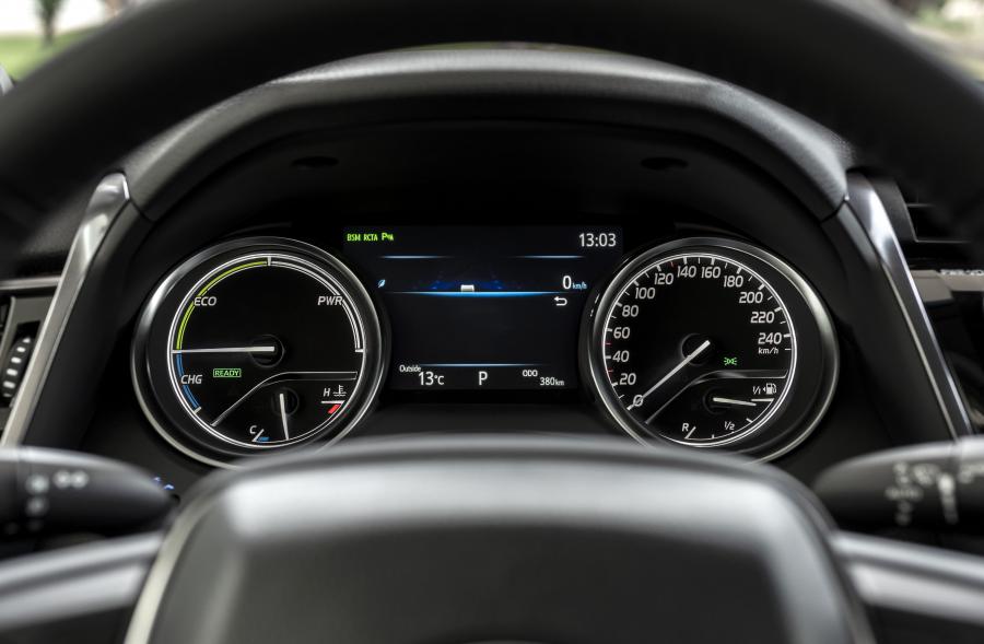 Панель приборов Toyota Camry Hybrid 2019 года  (EU) (фото 34 из 45)